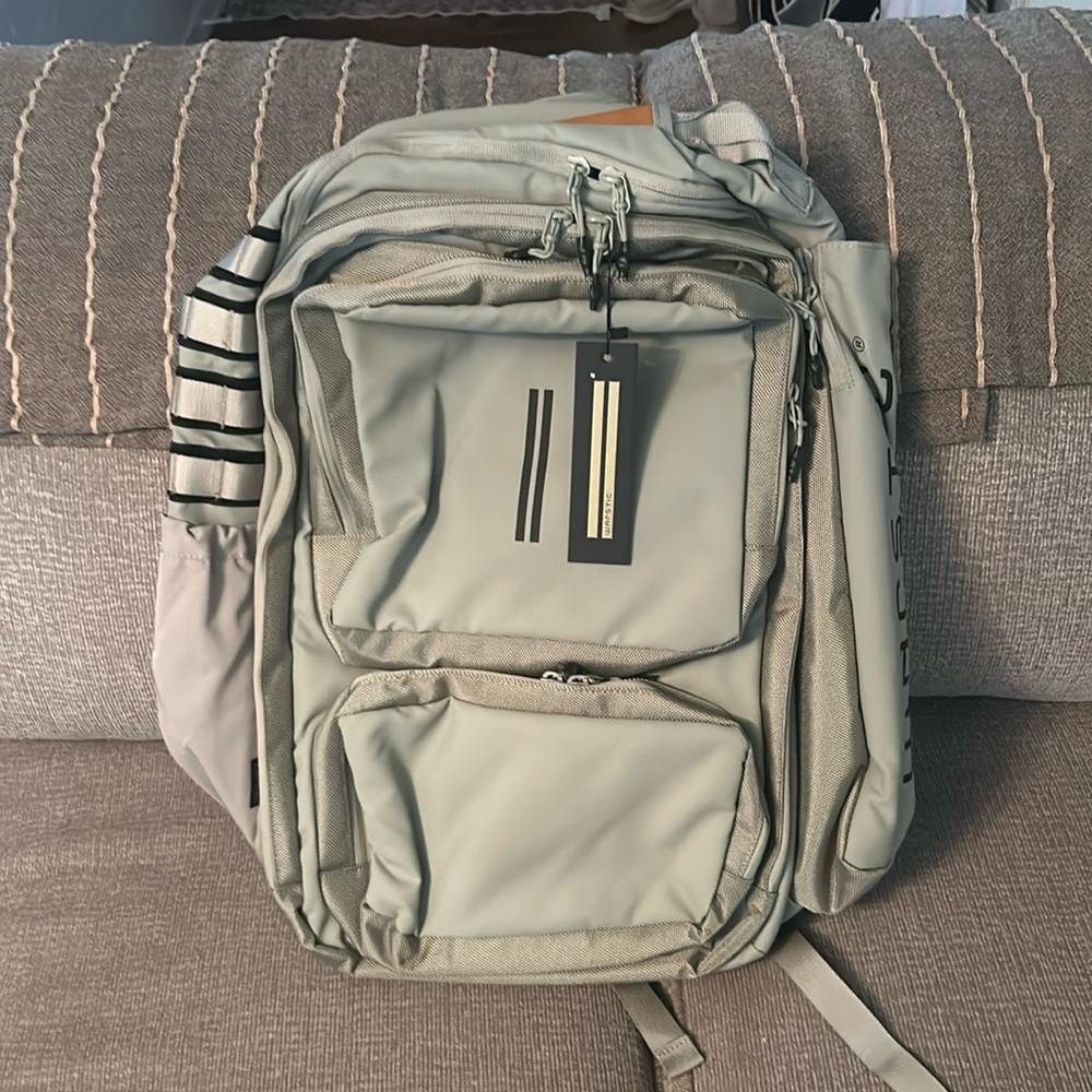 XL WARRIOR’S SLING BAT PACK (GUNNER GRAY) 
Used one season.